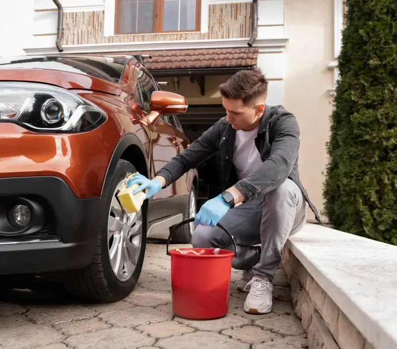 Lavage auto à domicile Terval : professionnel intervenant sur un véhicule